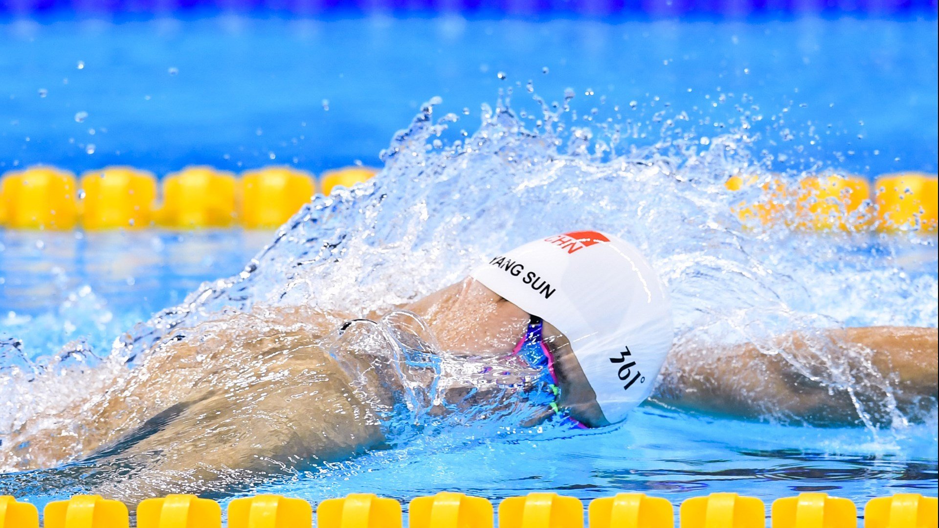 “腰旗式美式橄榄球：东部新区赛场打破传统竞技边界”